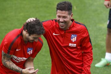 Simeone jokes with Vrsaljko