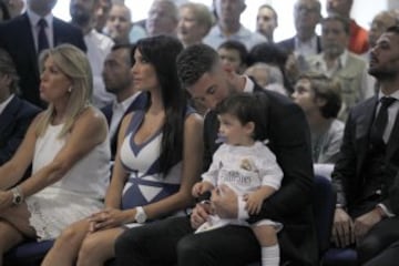 Pilar Rubio en el acto de renovación de Sergio Ramos en el Palco de Honor del Santiago Bernabéu.