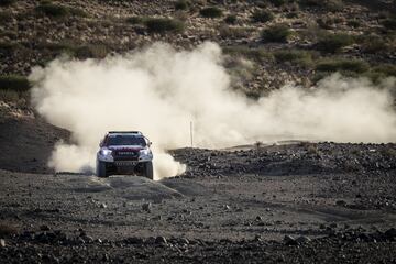 El asturiano se divierte en Sudáfrica con el coche ganador del rally junto a De Villiers y empieza a valorar de manera seria competir en la carrera del desierto.