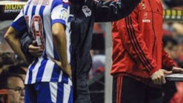 El entrenador del Deportivo, José Luis Oltra, da indicaciones al centrocampista Javier Camuñas durante el partido frente al Athletic, correspondiente a la decimotercera jornada de la Liga de Primera División disputado en el estadio de San Mamés.