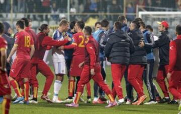Montenegro-Rusia. El ¨¢rbitro Deniz Aytekin supendi¨® el partido tras los altercados posteriores al penalti a favor de los rusos.