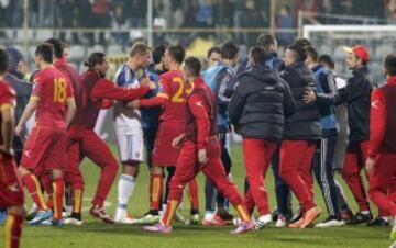 Montenegro-Rusia. El árbitro Deniz Aytekin supendió el partido tras los altercados posteriores al penalti a favor de los rusos.