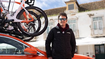 Geraint Thomas, delante del coche de director del Ineos.