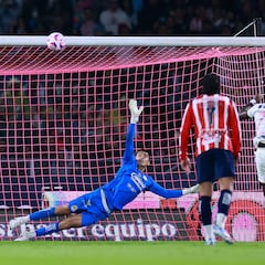 Chivas se adueña de C.U. y viene de atrás para vencer a Pumas