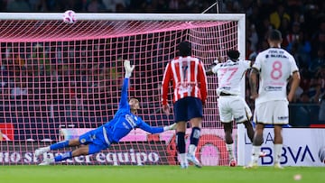 Soccer Football - Liga MX - Pumas UNAM v Guadalajara - Estadio Olimpico Universitario, Mexico City, Mexico - October 5, 2025 Pumas UNAM's Alvaro Angulo misses a penalty REUTERS/Eloisa Sanchez