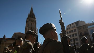 Miembros del regimiento de Infantería 'Principe' nº 3 del Ejército de Tierra, durante la Jura de Bandera Civil, en la plaza de la Escandalera, a 30 de septiembre de 2023, en Oviedo, Asturias (España). El Ayuntamiento de Oviedo ha organizado hoy, junto con el Regimiento Príncipe número 3, una Jura de Bandera para Personal Civil seguida de un desfile militar que recorre toda la calle Uría. El consistorio ha repartido unas 500 banderas de España que ha dejado en los buzones de las calles del entorno donde van a tener lugar estas celebraciones.
30 SEPTIEMBRE 2023;JURA DE BANDERA CIVIL;JURA DE BANDERA PARA PERSONAL CIVIL;MILITAR;SOLDADO
Jorge Peteiro / Europa Press
30/09/2023