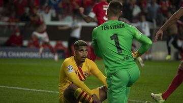 Ter Stegen, de rodillas con Ara&uacute;jo delante.