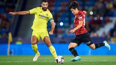 VALENCIA, SPAIN - NOVEMBER 06: Raul Albiol of Villarreal CF competes for the ball with Lee Kang-in of RCD Mallorca during the LaLiga Santander match between Villarreal CF and RCD Mallorca at Ciutat de Valencia on November 06, 2022 in Valencia, Spain. (Photo by Silvestre Szpylma/Quality Sport Images/Getty Images)