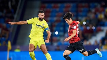 VALENCIA, SPAIN - NOVEMBER 06: Raul Albiol of Villarreal CF competes for the ball with Lee Kang-in of RCD Mallorca during the LaLiga Santander match between Villarreal CF and RCD Mallorca at Ciutat de Valencia on November 06, 2022 in Valencia, Spain. (Photo by Silvestre Szpylma/Quality Sport Images/Getty Images)