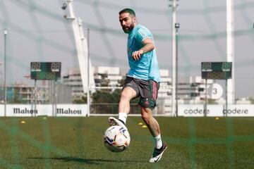 Dani Carvajal toca bal&oacute;n en el entrenamiento del Real Madrid del viernes 26 de marzo de 2021.