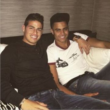 En redes sociales, James publicó una foto con otro gran jugador colombiano. Gio Moreno. Este fue su mensaje: “El fútbol te deja amigos de siempre. @giomoreno10 me alegra verte hermano”.
