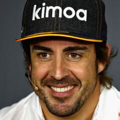 Iniesta hails 'worldwide sports legend' Alonso