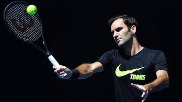 Roger Federer devuelve una bola durante su entrenamiento de cara al Open de Australia en la pista del Margaret Court Arena.