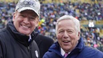 El comisario de la NFL, Roger Goodell, y el propietario de los Patriots, Robert Kraft, una relaci&oacute;n abalada. 