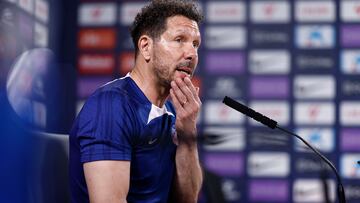 MAJADAHONDA (MADRID), 12/04/2024.- El entrenador del Atlético de Madrid, Diego Simeone, durante la rueda de prensa que ha ofrecido tras el entrenamiento que el equipo ha llevado acabo este viernes en la Ciudad Deportiva Wanda de Majadahonda (Madrid). EFE/ Rodrigo Jimenez
