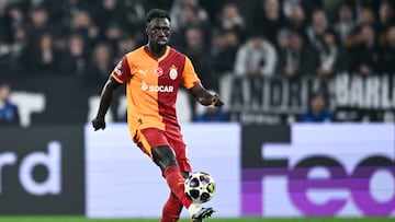Davinson Sánchez durante el partido entre Juventus y Galatasaray por playoffs de Champions League.