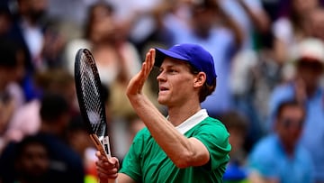 Jannik Sinner celebra su victoria contra Jiri Lehecka en Roland Garros.