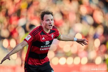 No había marcado aún Lachuer y ante el Villarreal se desquitó con un buen tanto de volea. El centrocampista recogió, dentro del área, un envío de Jonathan Gómez con la cabeza. Su disparo con la zurda fue inapelable.