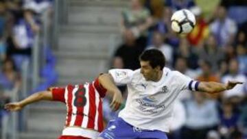 <b>GARRA Y PELEA ENTRE GOLEADORES. </b>Bertrán protagoniza una lucha aérea por el esférico con el atacante del Almería Crusat. Ambos vieron puerta ayer en el Heliodoro.