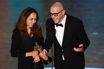 Los directores Shirin Sohani y Hossein Molayemi reciben el premio del Oscar por 'In the shadow of cypress'.