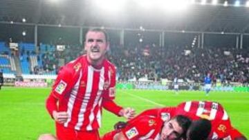 <b>EXULTANTES. </b>Chico y Goitom abrazan a Ortiz tras su gol, mientras Soriano lo celebra apretando los puños y gritando a la grada.