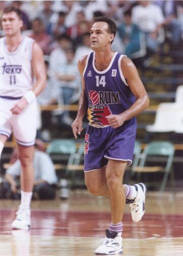 El brasile?o, que estuvo dos temporadas en Valladolid (28,3 puntos de media), ostenta el honor de ser el jugador que más ha anotado a lo largo de su carrera deportiva (49.737). Además, durante a?os tuvo el récord de más triples en un partido ACB (11 de 19 intentados). Se retiró con 45 a?os, tras haber disputado cinco Juegos Olímpicos (sus 55 puntos ante Espa?a en Seúl siguen siendo la mejor marca olímpica de siempre) y haberse colgado la medalla de bronce en el Mundial de Filipinas en 1978.