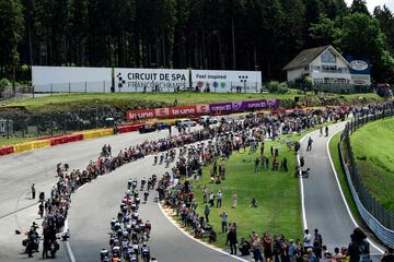 El pelotón en su paso por el circuito de Spa en Bélgica.