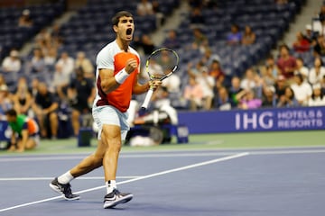 Histórica victoria  de Carlos Alcaraz ante Marin Cilic en los octavos del US Open. El español ha vencido 6-4, 3-6, 6-4, 4-6, 6-3. Jannik Sinner le esperará en cuartos de final.