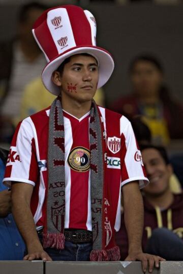 El color de la afición que se dio cita en el Estadio Azteca