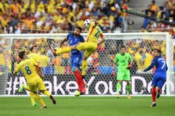 Olivier Giroud y Dragos Grigore.