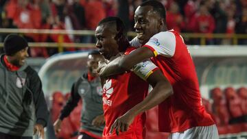Héctor Urrego celebra su gol ante Jaguares con el volante Baldomero Perlaza