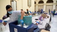Una enfermera deposita las bolsas de sangre en un contenedor frigorífico en el patio del Ayuntamiento de la capital dentro de la campaña del "XIV Maratón de donación de sangre" promovida por el consistorio malagueño y el Centro de Transfusiones Regional de Málaga, a 27 de octubre d e2022 en Málaga (Andalucía, España). En el Ayuntamiento de Málaga se ha instalado una central para la donación de sangre tan necesaria para los hospitales, donde escasea este suministro.
27 OCTUBRE 2022
Álex Zea / Europa Press
27/10/2022