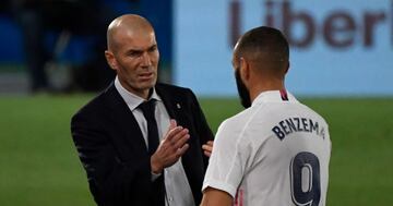 Zidane saluda a Benzema en un partido de Liga de este curso.