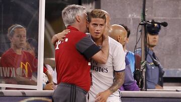 Ancelotti saluda a James.