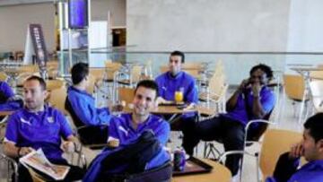 <b>BUEN AMBIENTE. </b>Nino ojea el AS mientras que Ayoze y Ángel sonríen, ayer en el aeropuerto de Los Rodeos poco antes de emprender viaje.