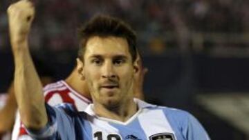 Messi celebra uno de los goles que anotó contra Paraguay.