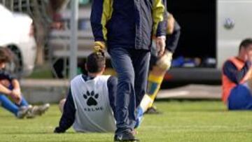 <b>CAMBIOS. </b>Víctor Espárrago ya ha tomado el mando del primer equipo del Cádiz.