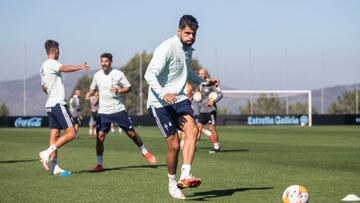 N&eacute;stor Ara&uacute;jo golpea el bal&oacute;n durante un entrenamiento del Celta en la ciudad deportiva del club celeste. 