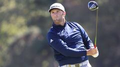 Jon Rahm golpea una bolda durante la disputa del US Open 2020.