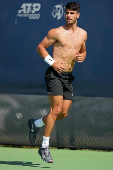 Alcaraz se ejercita durante un entrenamiento en el Lindner Family Tennis Center de Ohio, donde el murciano disputa el Abierto de Cincinnati. Está claro que
Carlitos se encuentra en un estado de forma óptimo, como muestra la imagen.