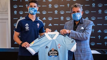 Miguel Baeza sostiene la camiseta del Celta junto al presidente del club Carlos Mouriño en A Sede.