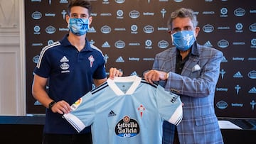 Miguel Baeza sostiene la camiseta del Celta junto al presidente del club Carlos Mouri&ntilde;o en A Sede. 