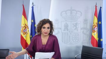 La ministra de Hacienda y Función Pública, María Jesús Montero, a su salida de una rueda de prensa posterior al Consejo de Ministros, en el Palacio de La Moncloa, a 26 de julio de 2022, en Madrid (España). El Consejo de Ministros ha aprobado el nuevo sistema de cotización de autónomos por ingresos reales, que cuenta con un periodo de transición de nueve años hasta 2032, y comenzará a aplicarse a partir de enero de 2023 con cuotas desde los 230 hasta los 500 euros. Las cuotas variarán hasta 2025 en función de los rendimientos netos de los trabajadores por cuenta propia. El régimen también pretende mejorar las pensiones de los trabajadores por cuenta propia, que hasta ahora eran un 43% inferiores a las de los asalariados.
26 JULIO 2022;CONSEJO DE MINISTROS;CUENTA PROPIA;AUTONOMOS;COTIZACION;CUOTA;SEGURIDAD SOCIAL
Eduardo Parra / Europa Press
26/07/2022