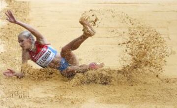 Darya Klishina de Rusia compitiendo en el salto de longitud final femenina durante el Campeonato Mundial de Atletismo de la IAAF en el estadio Luzhniki de Moscú 11 de agosto 2013.