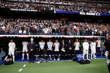 Minuto de silencio del banquillo del Real Madrid por las vctimas de la DANA.