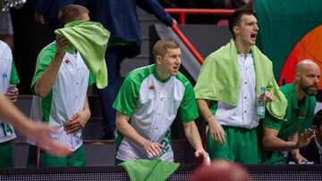 Los jugadores del Unics Kaz&aacute;n celebran una canasta ante el MoraBanc Andorra.