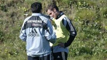 <b>CASI DESCARTADO. </B>La dolencia en el menisco impedirá al central estar en el Camp Nou.