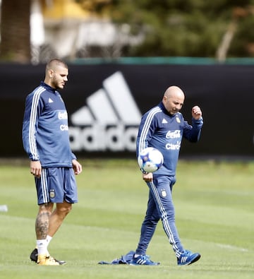 Buenos Aires 03 Octubre 2017
Eliminatorias Rusia 2018
Entrenamiento de la SelecciÃ³n Argentina previo al partido contra Peru, en el Predio Julio H Grondona.
Mauro Icardi de Argentina, Lucas Biglia de Argentina y Jorge Sampaoli DT de Argentina
Foto Ortiz Gustavo 