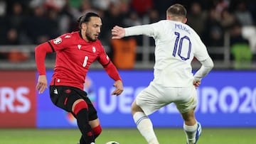 Georgia's defender Giorgi Kochorashvili and Greece's midfielder #10 Dimitris Pelkas vie for the ball during the UEFA EURO 2024 qualifying play-off final football match between Georgia and Greece in Tbilisi on March 26, 2024. (Photo by Giorgi ARJEVANIDZE / AFP)