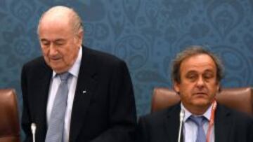 Joseph Blatter (i) junto a Platini.